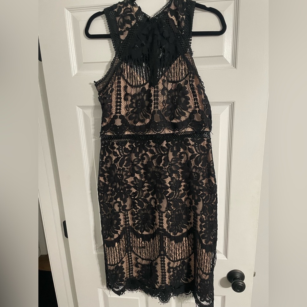 Lulus form fitting lace dress never worn